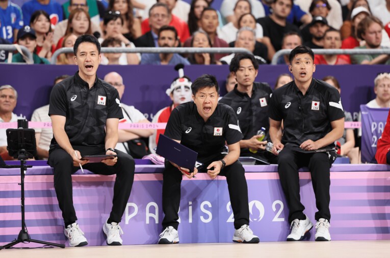 ブラン監督も信頼を寄せていた（左から）伊藤健士コーチ、行武広貴アナリスト、深津貴之コーチ ／ photograph by Kaoru Watanabe/JMPA