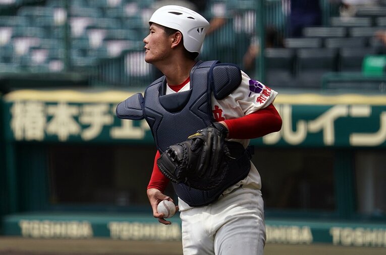 2年生ながら智弁和歌山の正捕手を務める渡部海。来年はキャッチャーの“A級選手”としてさらに注目を集めるかもしれない ／ photograph by Hideki Sugiyama