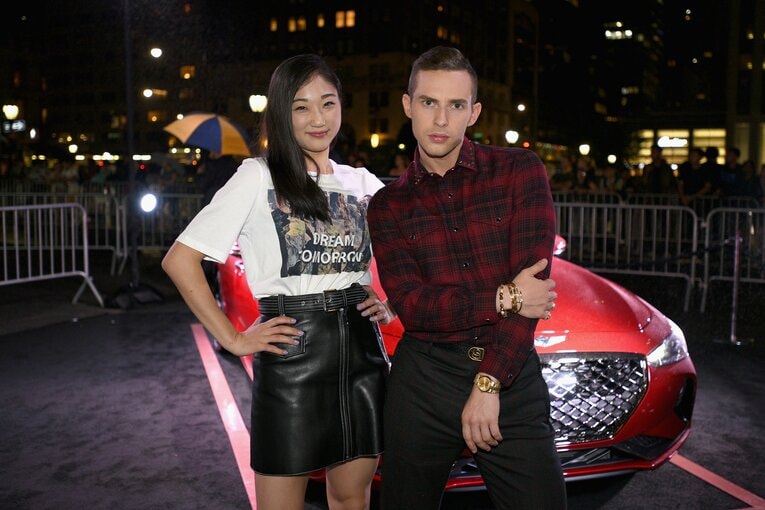 元フィギュア選手のアダム・リッポンとともにイベントに出席した長洲（2018年）　©Getty Images