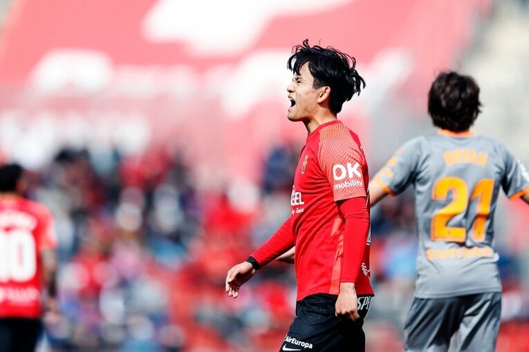 久保建英が“不可解判定”に怒った！ ラフプレーに抗議→イエローも…「バモス！クボ」とファンが信頼する理由〈撮影者の視点〉(16)