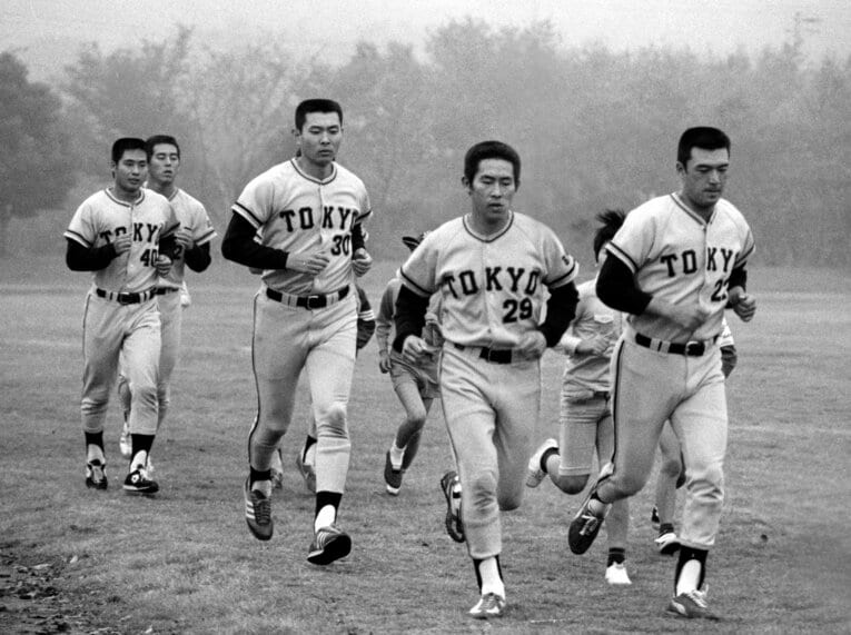 1979年11月、「地獄の伊東キャンプ」。毎日ランニングを繰り返した江川卓（30番）ら　©Sankei Shimbun