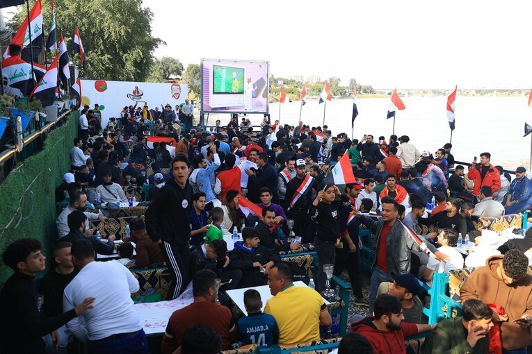 首都バクダッドのカフェで日本戦を楽しむイラク国民　©︎Getty Images