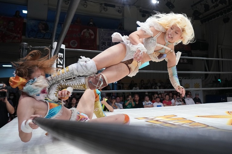 岩谷麻優に串刺しドロップキックを放つビクトリア弓月。9月14日、後楽園ホール　©Essei Hara