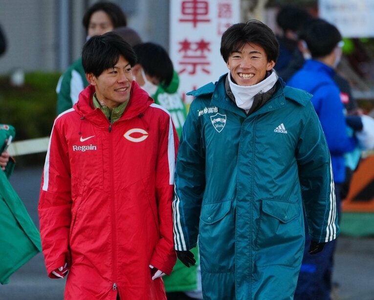 写真は2区レース前の鶴見中継所。アップする中大・吉居に話しかける青学大・近藤　©Sports Nippon／AFLO