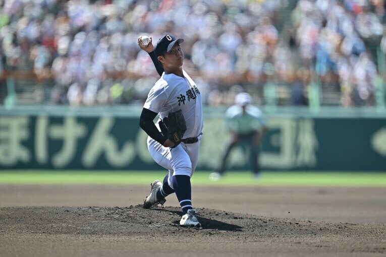 沖縄尚学・末吉良丞の投球フォーム（1枚目／全4枚） ©Hideki Sugiyama