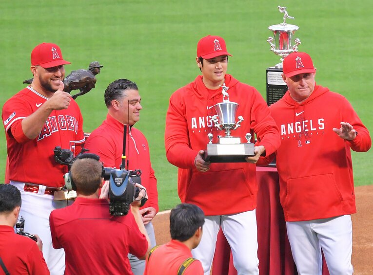 表彰された大谷（右から2人目）。左端はチーム最優秀投手賞を受賞したエステべス　©JIJI PRESS