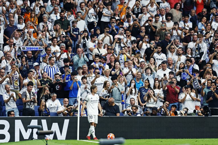 久保建英23歳vsモドリッチ39歳「吹っ飛ばし、抜き去った」後の敬意…“マドリー栄光の10番”涙と笑顔の別れ「好きになった言葉を」(12)