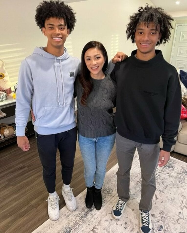 母と兄（右）のサポートに感謝するロロ。「Loloと（長男の）Martinは、とっても強い絆で結ばれている兄弟です。Martinの前向きで温かい応援があってLoloがいます」（母・礼子さん）