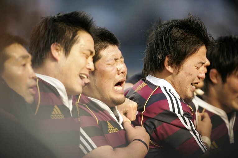 2008年1月、大学ラグビー選手権決勝で慶應大を破り、五郎丸歩らと「荒ぶる」を歌う早稲田大時代の畠山健介（中央）　©︎Tamon Matsuzono