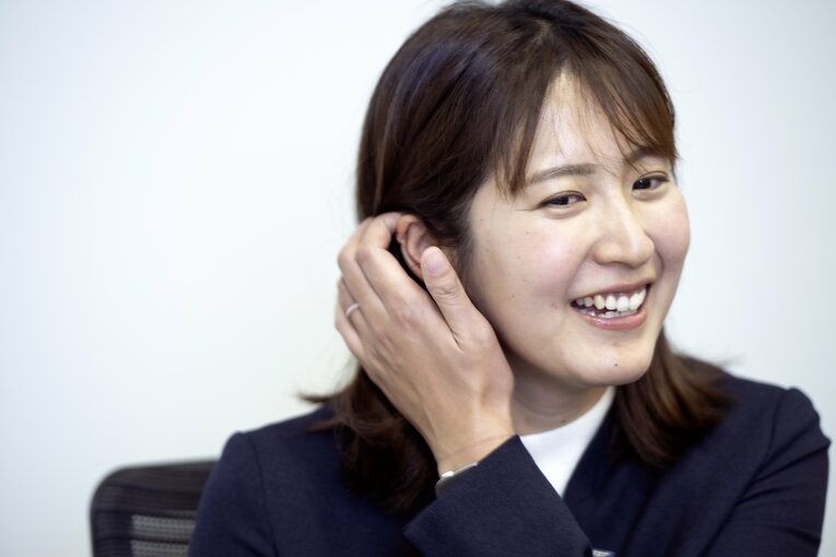 インタビューに答える二見梓さん