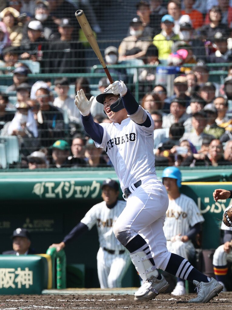 センバツ帝京戦で2ランホームランを放つ中京大中京・荻田翔惺。やはりSSKのバットを使っていた　©JIJI PRESS