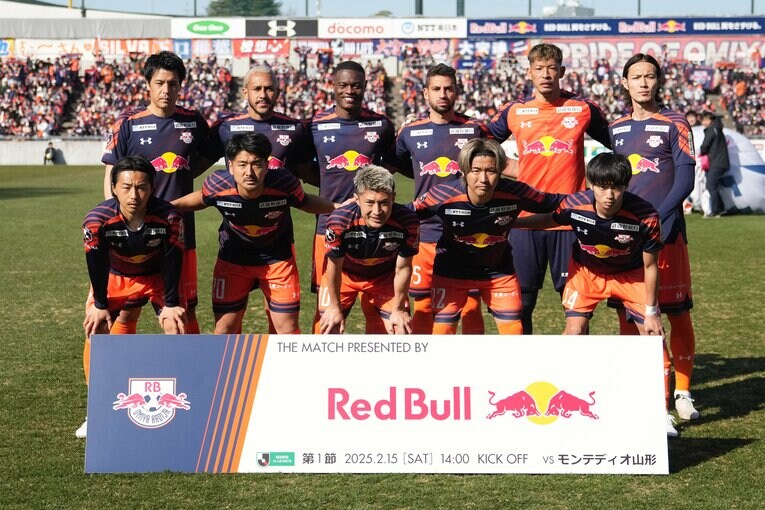 ネイビーとオレンジを基調とした新ユニフォームで開幕戦に臨んだ選手たち　©Masashi Hara