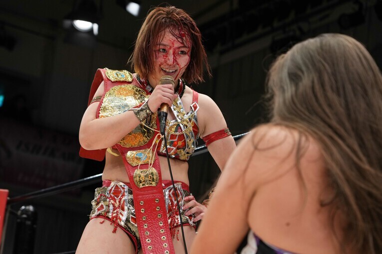 「あなたは今日から私のライバル」とボジラに語りかけるSareee　©Essei Hara