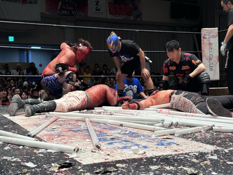 スワイプすると「エル・デスペラードvs葛西純」など激闘写真をご覧になれます　©Norihiro Hashimoto