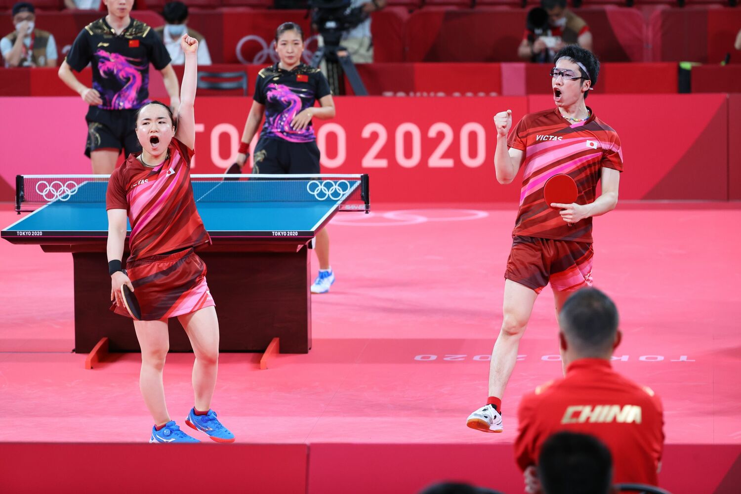 伊藤美誠とペアを組んだ東京五輪の卓球・混合ダブルス決勝戦では、最終ゲームまでもつれ込む接戦を制し、金メダルを獲得した ©JMPA