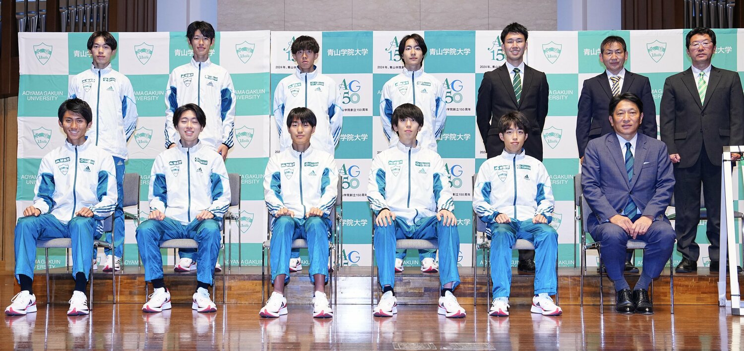 2年前の第100回箱根駅伝に向けた青学大の壮行会。当時2年生の皆渡さん（後列左から2人目）も16人のメンバーに ©Sponichi/AFLO