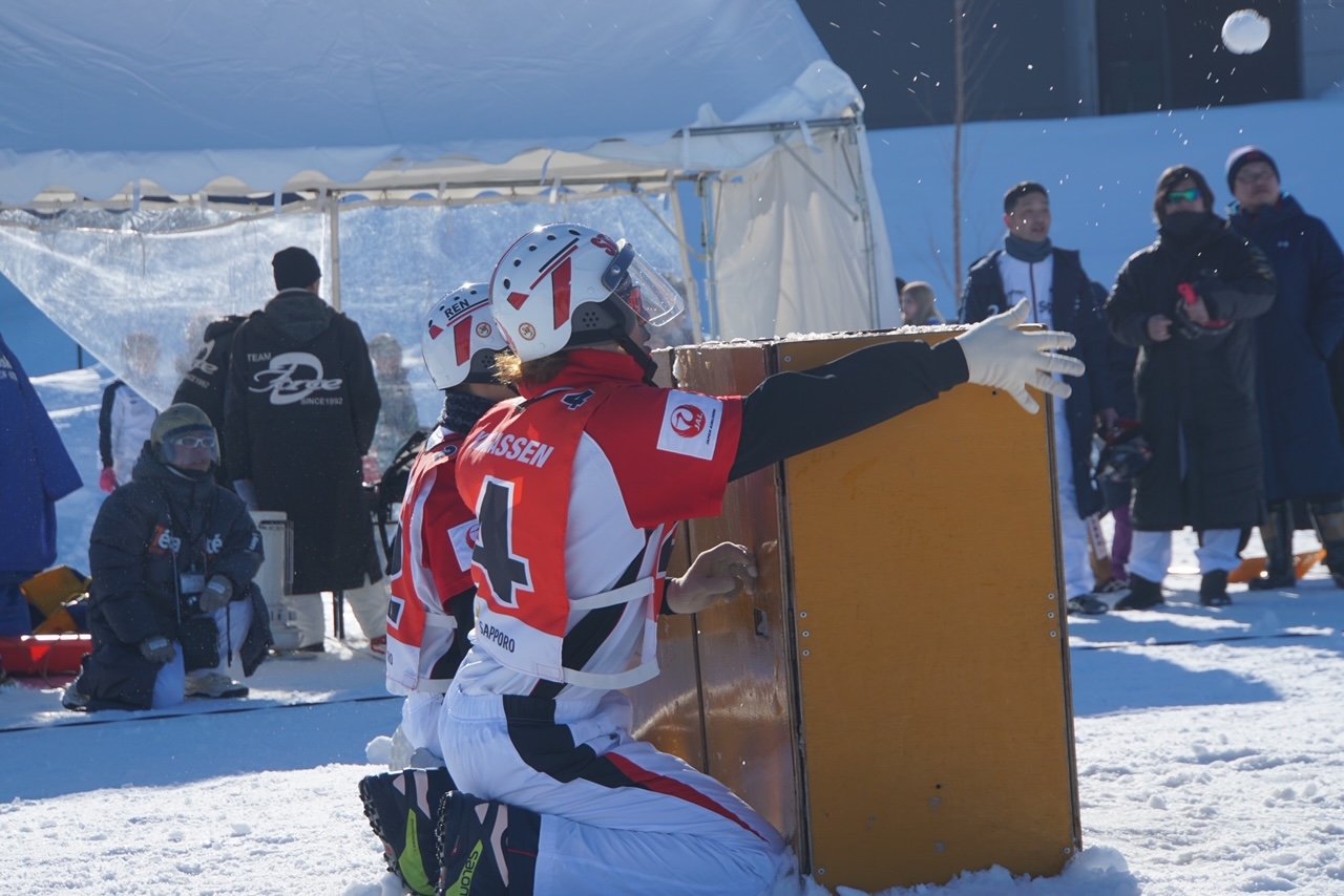 試合の勝敗を左右するのはロブ(高い球)の精度。初心者は体が伸びあがりがちだが、強豪チームになると膝をつけたまま、小さな腕の振りで高い球を投げることができる ©Kei Nakamura