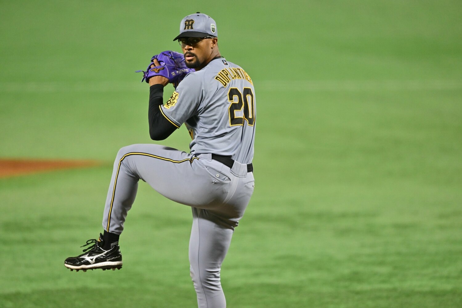 日本シリーズ開幕前の練習中、藤川監督はデュプランティエが投げている時に拍手していた ©Hideki Sugiyama