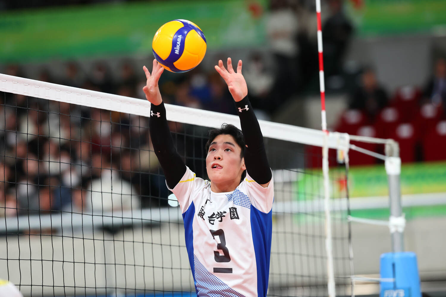 正確なトスワークが光った三宅綜大。OBの兄・雄大に続いて全国制覇を達成した　©︎Yohei Osada/AFLO SPORT