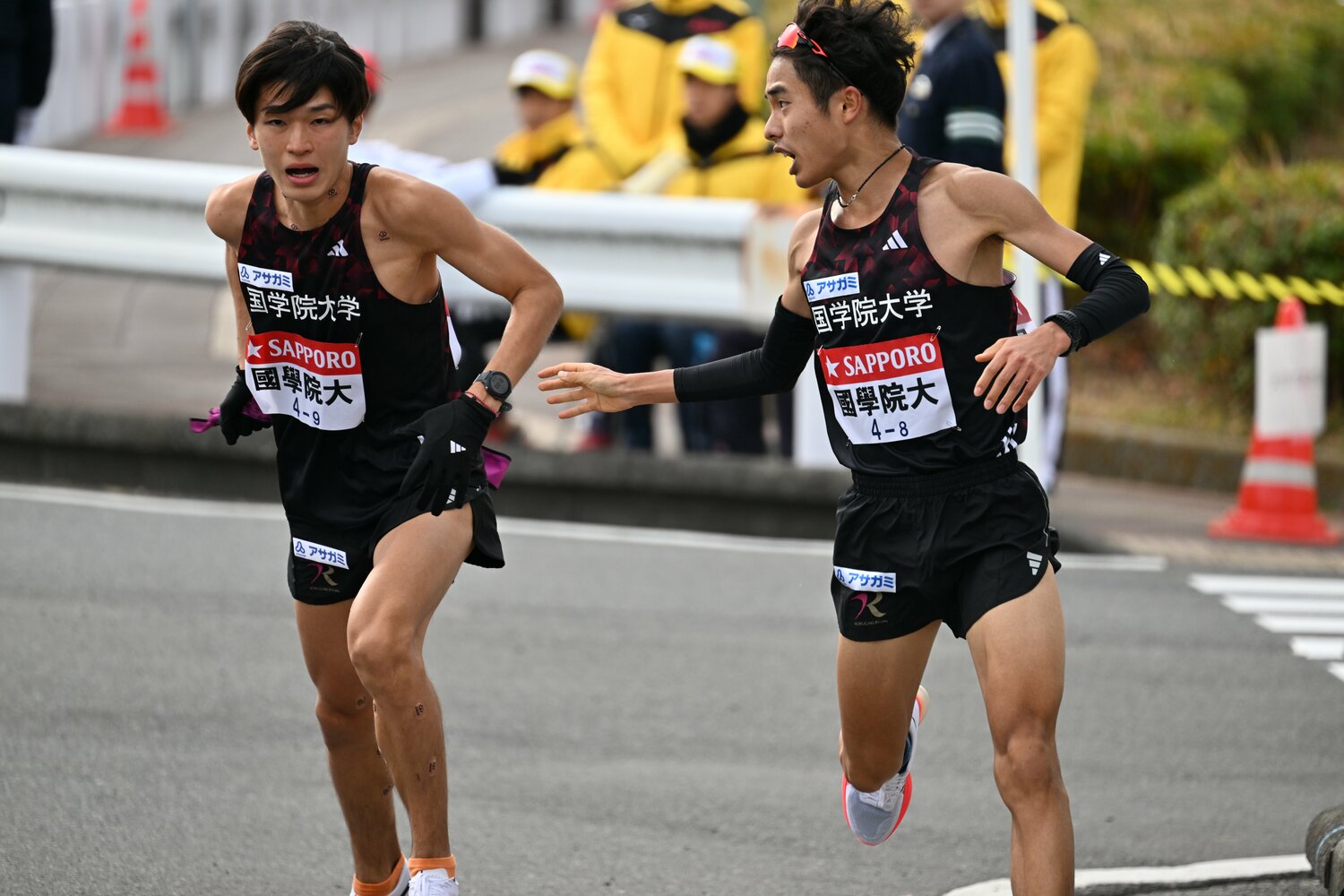 8区を走った2年生の鎌田匠馬から襷を受けた吉田(左)。182cmの長身ランナーだ ©Naoya Sanuki