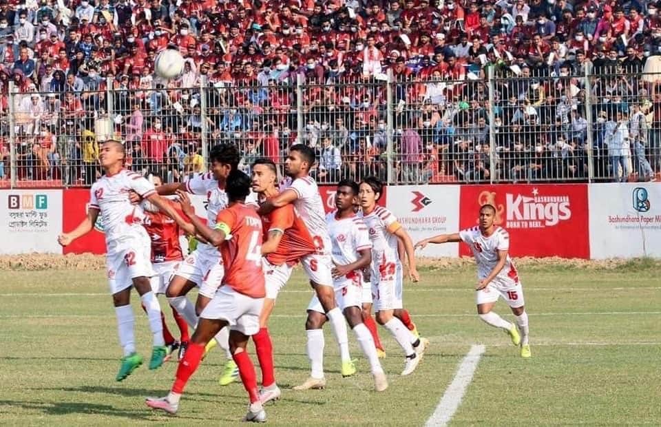 キャプテンマークを巻いてプレーする加藤。迫力ある突破力が売りのアタッカーだが、最近はチーム事情でボランチとしてプレーすることも多いという（本人提供）