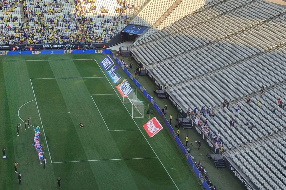 試合後、ゴール裏に陣取った日本人ファンに挨拶するなでしこの選手たち　©Hiroaki Sawada