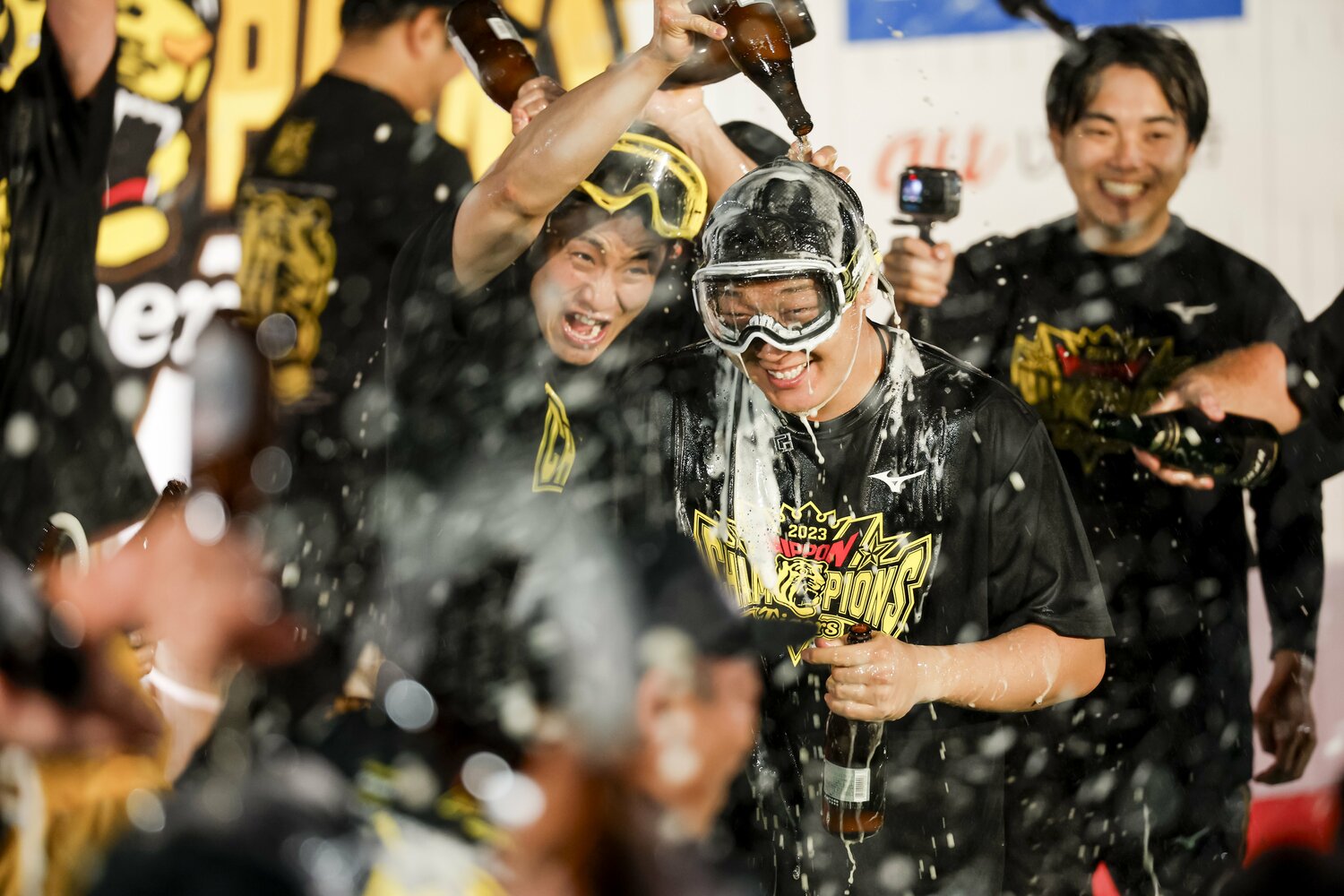 日本一直後のビールかけ。はしゃぐ阪神ナイン ©Kiichi Matsumoto