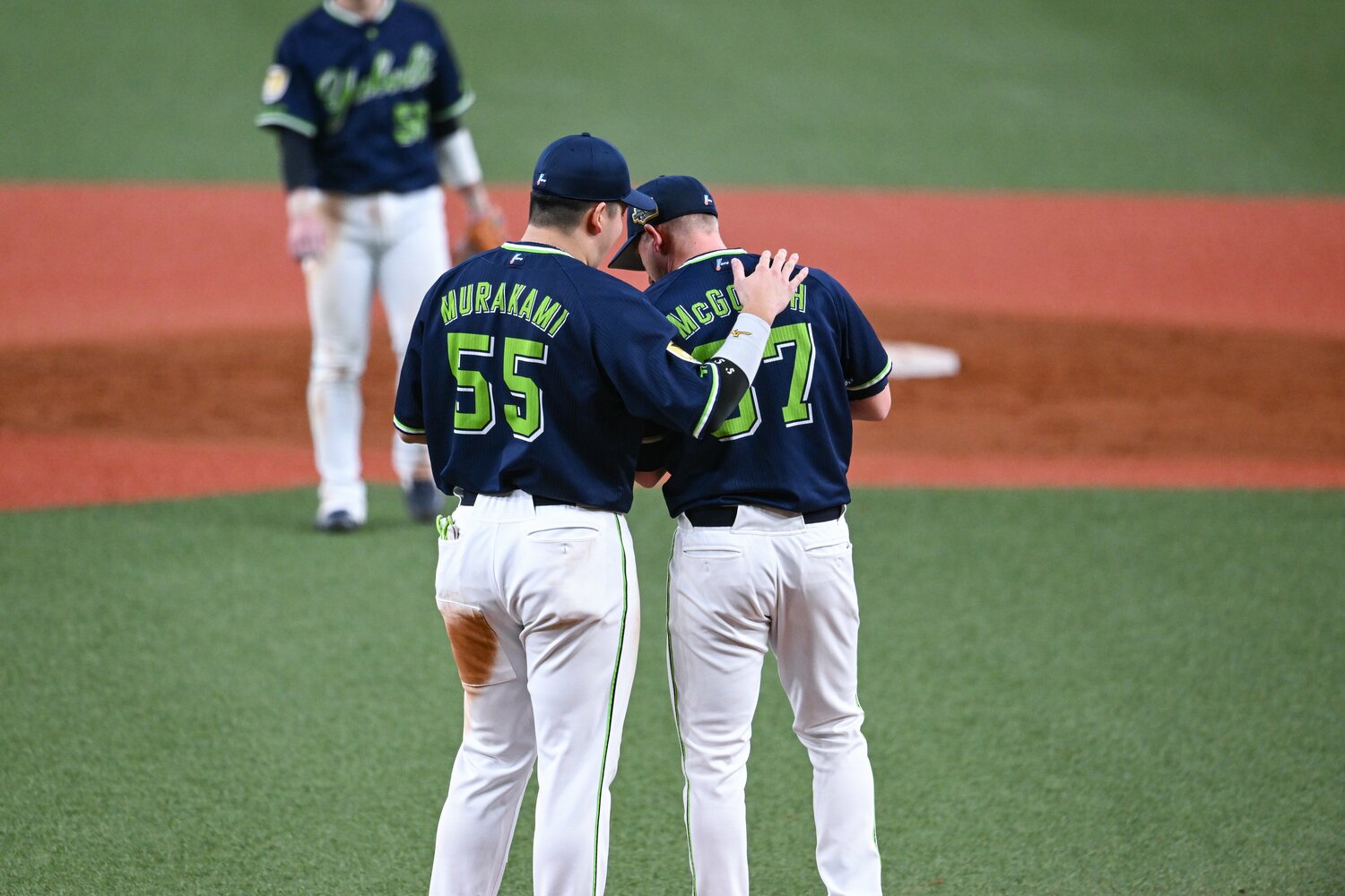 マクガフを励ます村上　©Nanae Suzuki