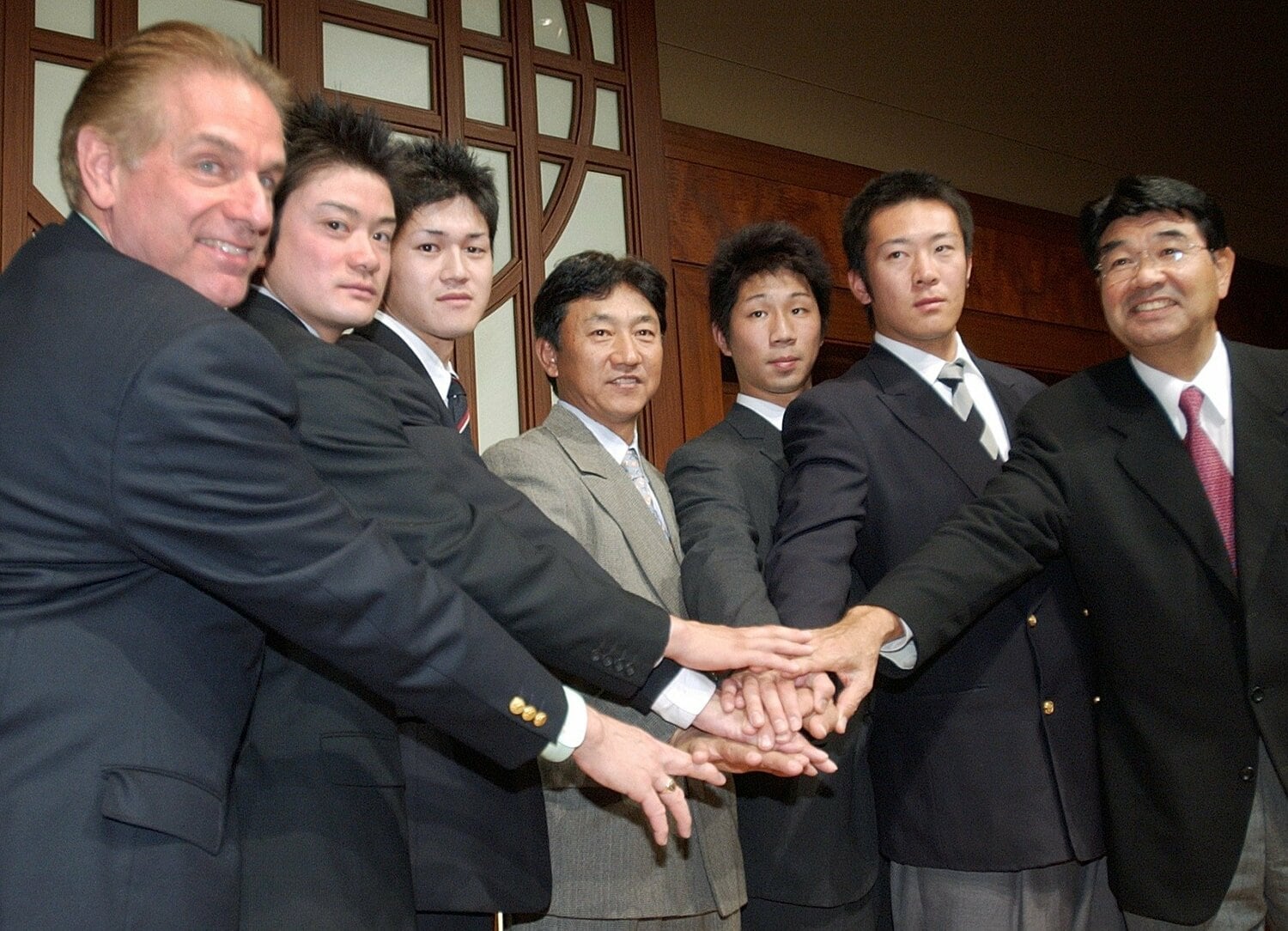 楽天ドラフト1期生の選手たち。西谷さん（左から2人目）はドラ1の一場靖弘（左から3人目）とともに明治大から入団　©JIJI PRESS