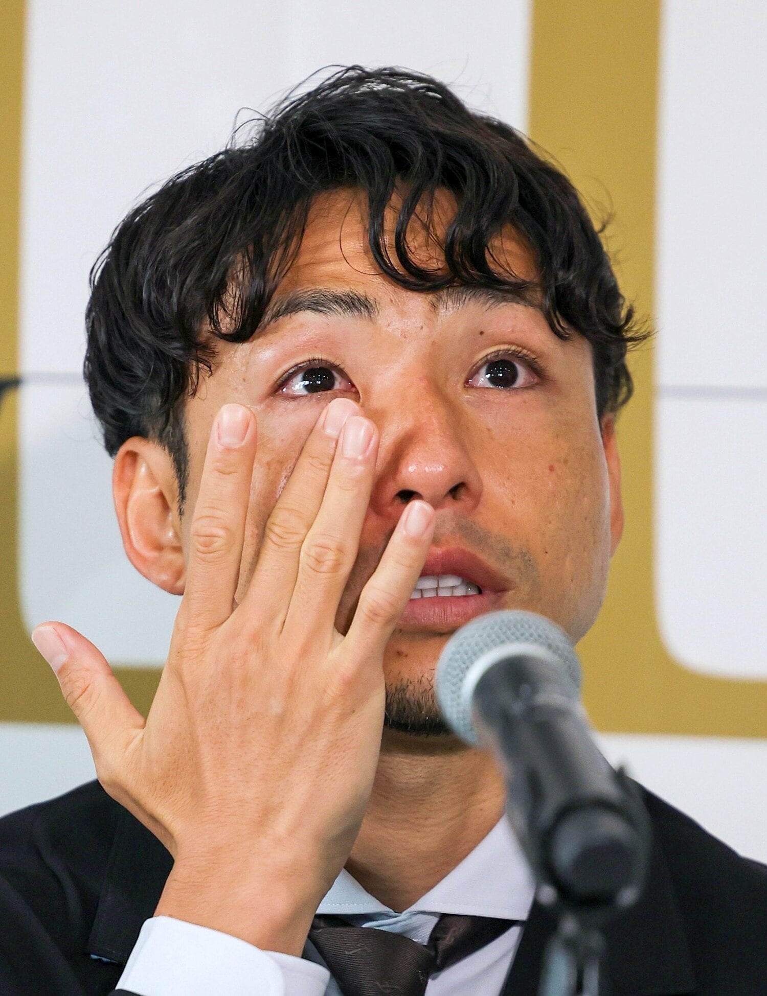 引退会見で涙を浮かべる小林悠　©JIJI PRESS
