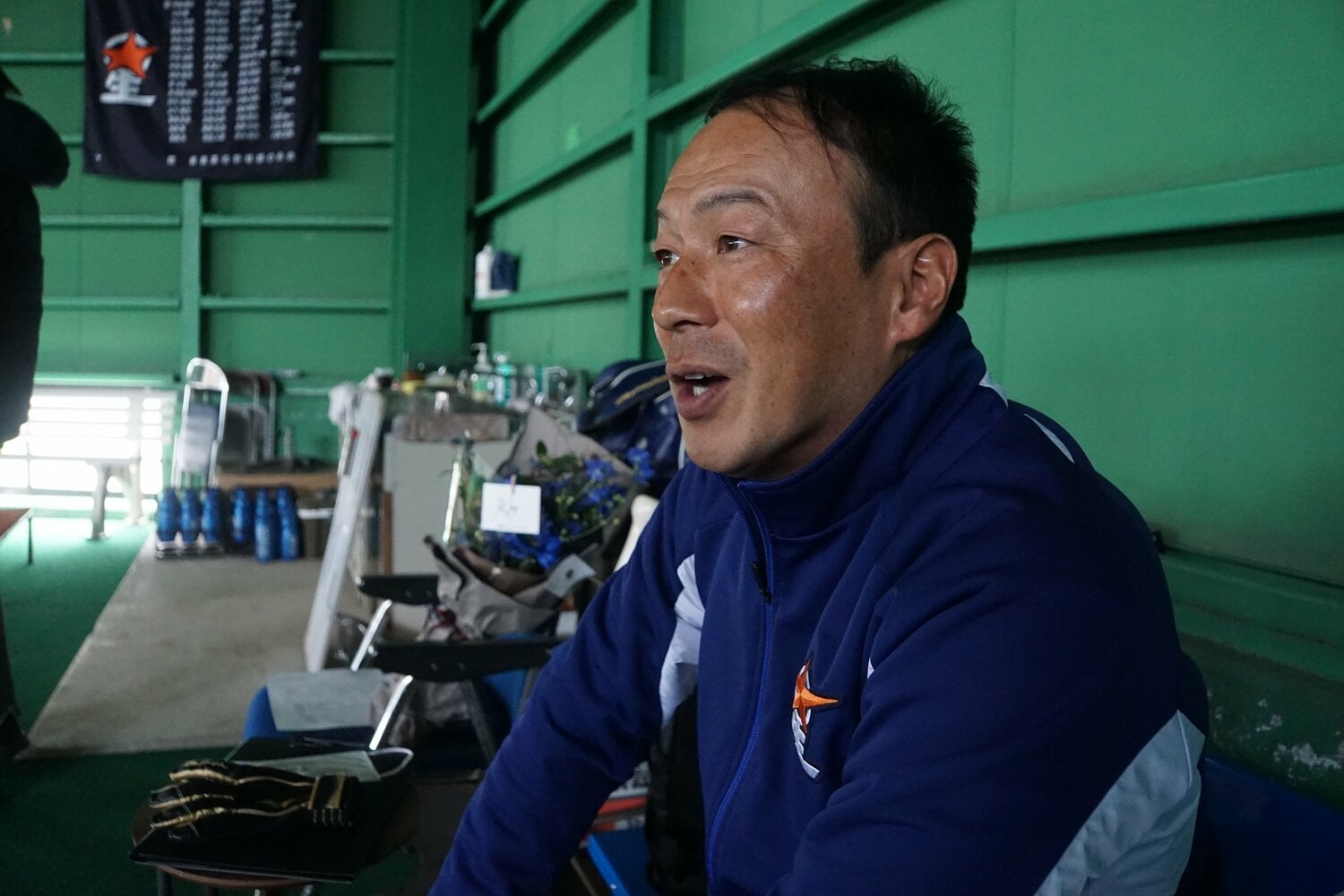 インタビューに応える山下智将監督、42歳 ©Kei Nakamura