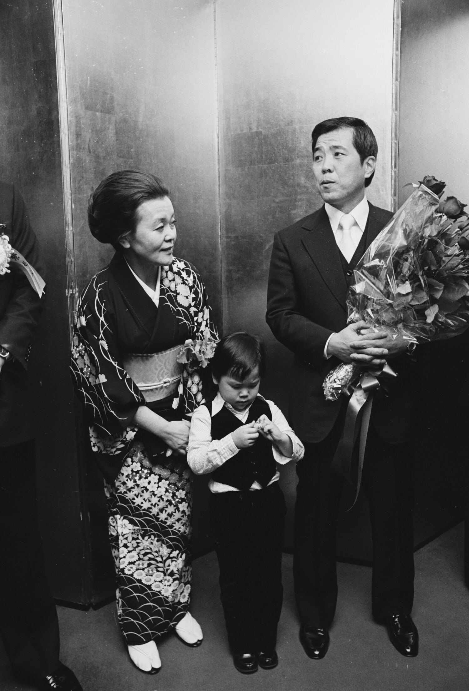 写真は1978年1月、南海時代の野村克也と沙知代夫人。中央が当時4歳の克則　©KYODO