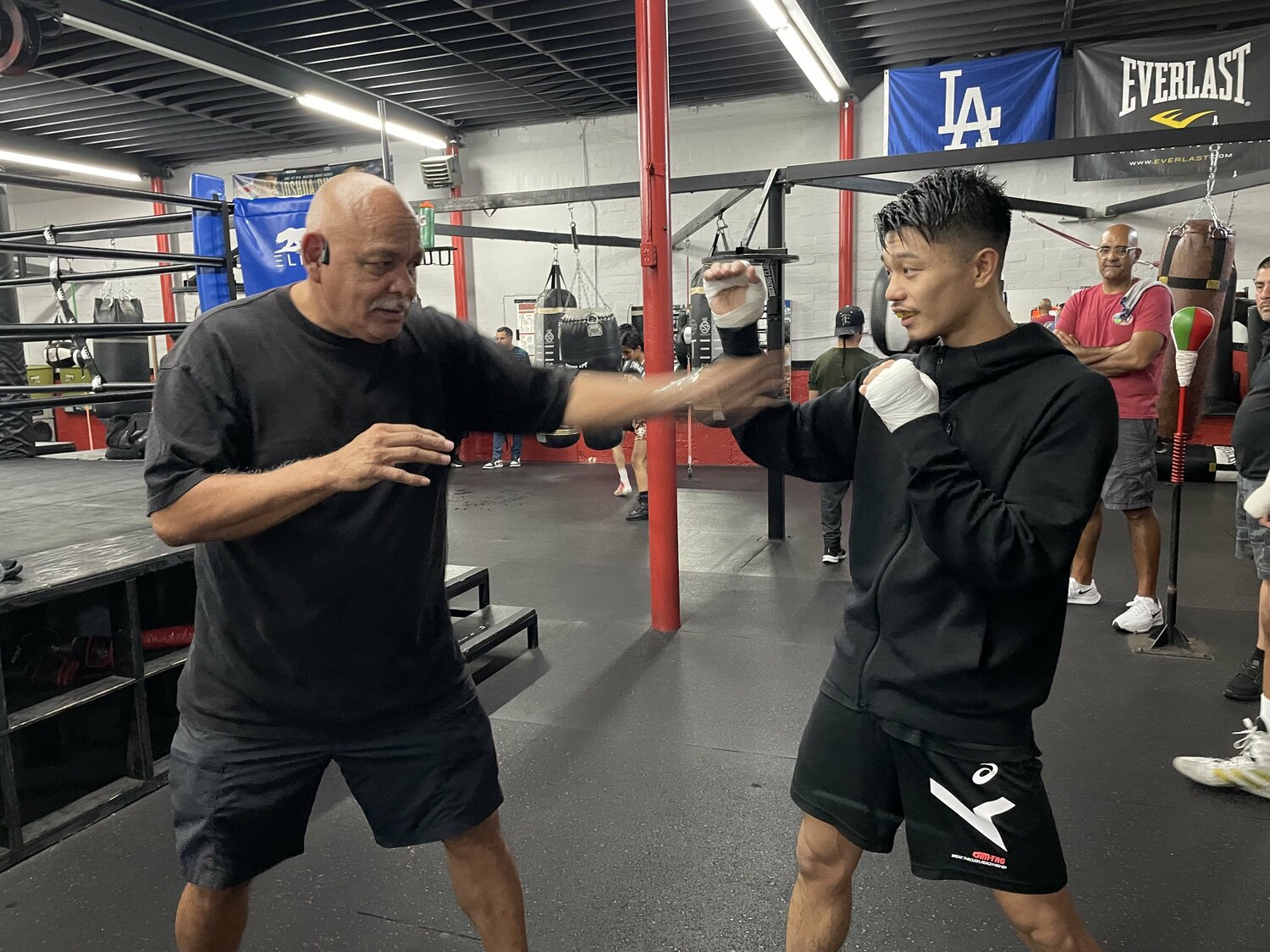 身振り手振りを交えて中谷潤人を指導するルディ　©Yuriko Miyata