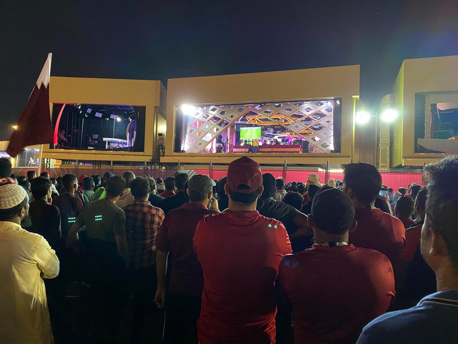 スークワキーフで開幕戦をテレビ観戦する人々　©Kei Totsuka