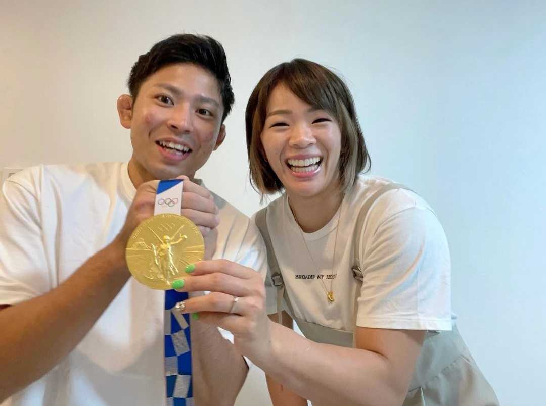 金メダルを手にさわやかな笑顔を魅せる川井と金城さん　©Risako Kawai（本人Instagramより）