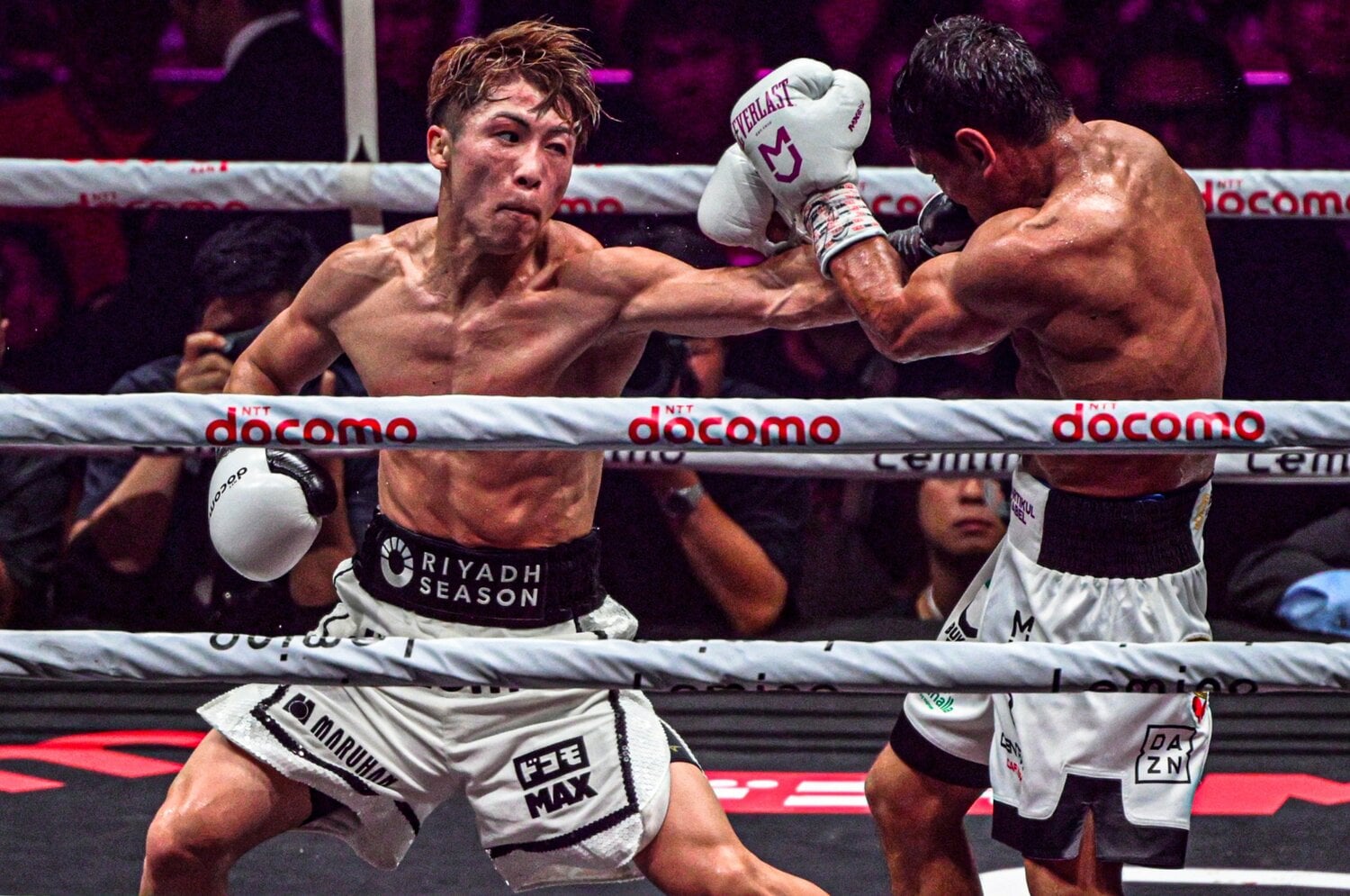 「井上尚弥のパンチで表情が変わった」敗者アフマダリエフを驚かせた“試合開始20秒”のある場面とは？ 怪物と最も拳を交えた男が痛感した「異次元のジャブ」＜Number Web＞ photograph by Takuya Sugiyama