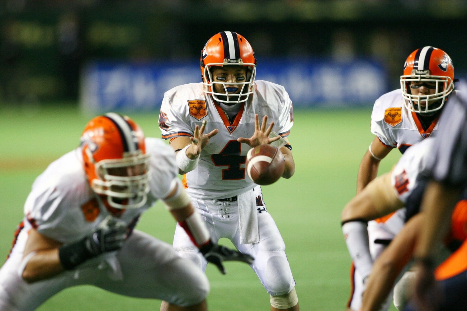 法政大エースQBだった菅原（4番）。後に日本代表にも選ばれるなど活躍したパサーの存在は良くも悪くも唯一無二だった　©AFLO　