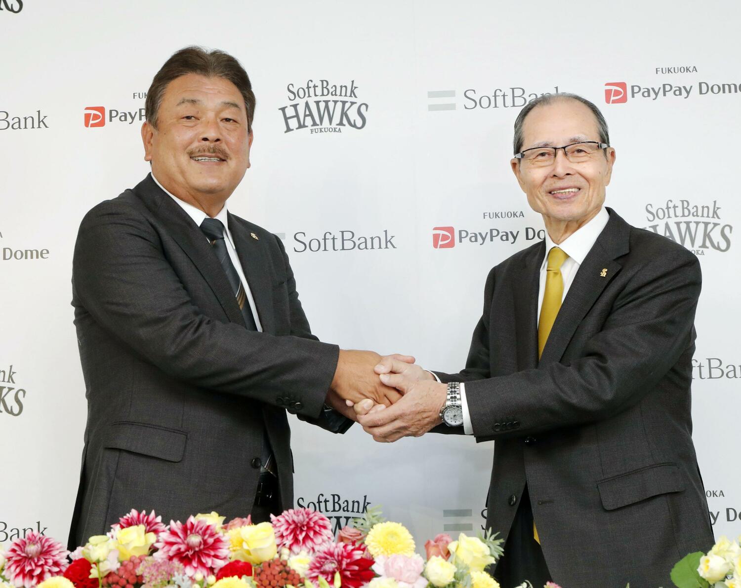 10月29日、新監督に就任し、王貞治球団会長と握手する藤本博史氏 ©KYODO