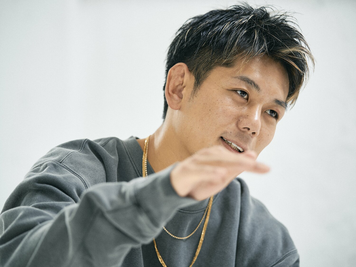 学生時代はセレッソ大阪の下部組織に所属するなどサッカーにも熱中していたという皇治。「ボールを蹴るのが飽きたから、人の顔蹴ろうかなって」 ©︎Yuki Suenaga