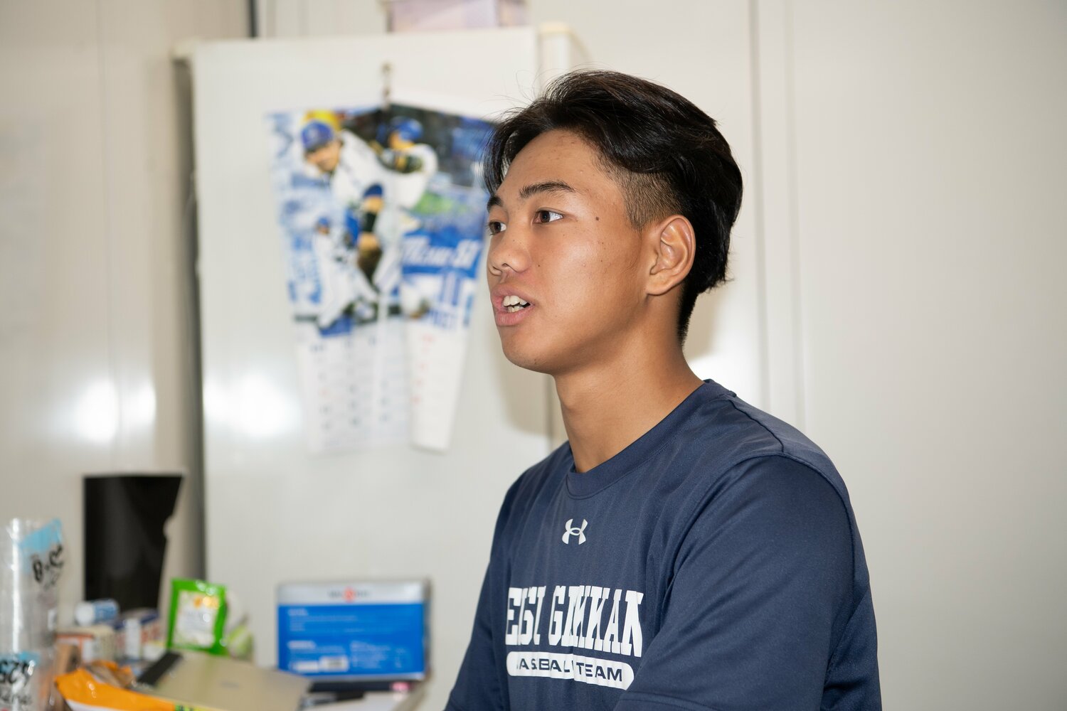 インタビューに応える英数学館の藤本勇太(18歳) ©Kota Inoue