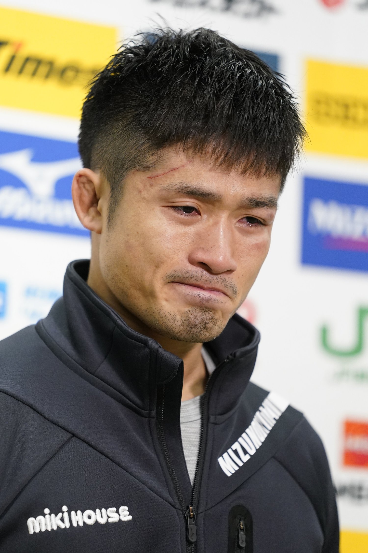 あの日敗れたあと、記者会見で涙を見せた　©KYODO