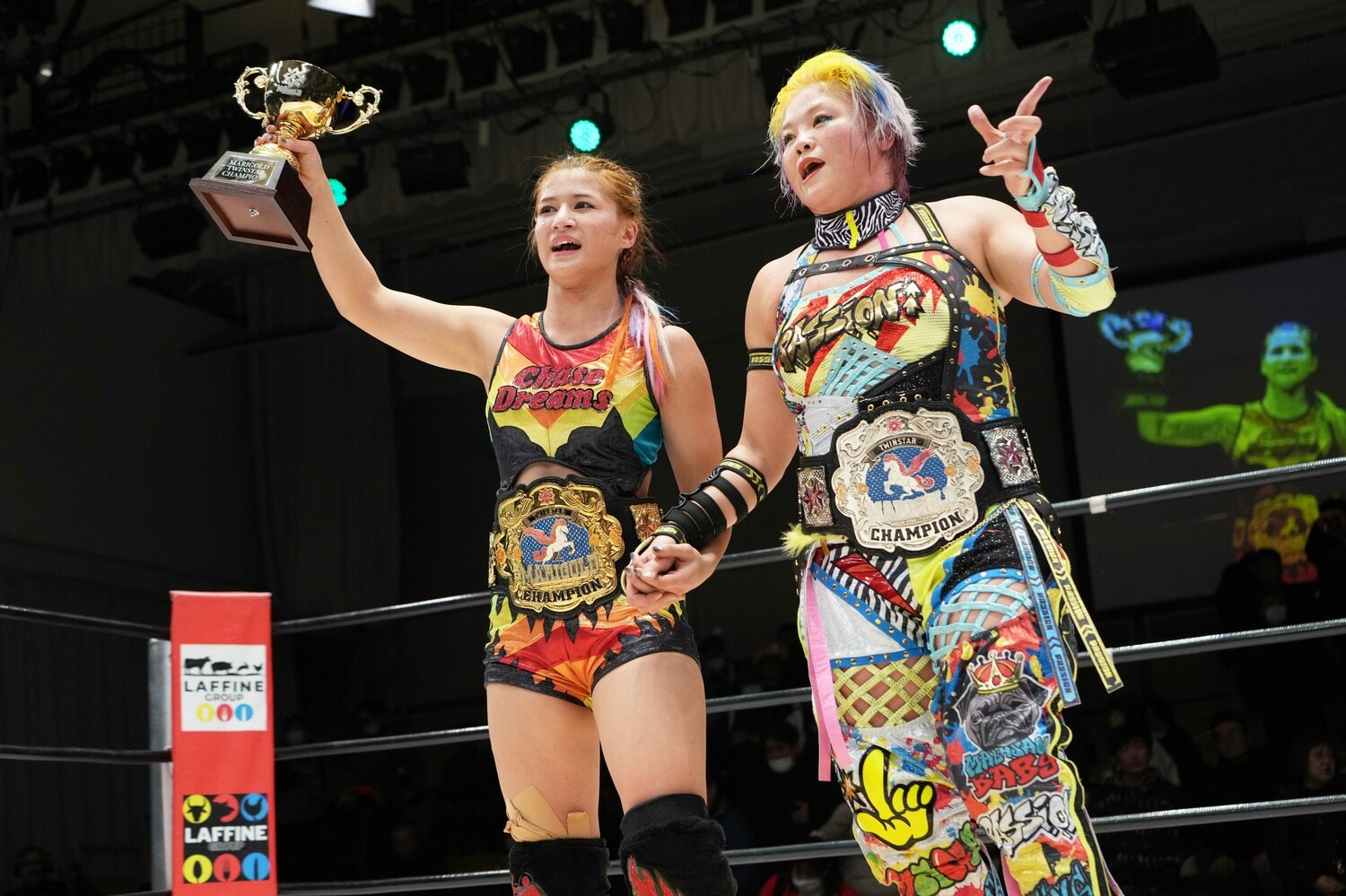 ツインスターのタッグ王者となった山岡聖怜と高橋奈七永　©Essei Hara