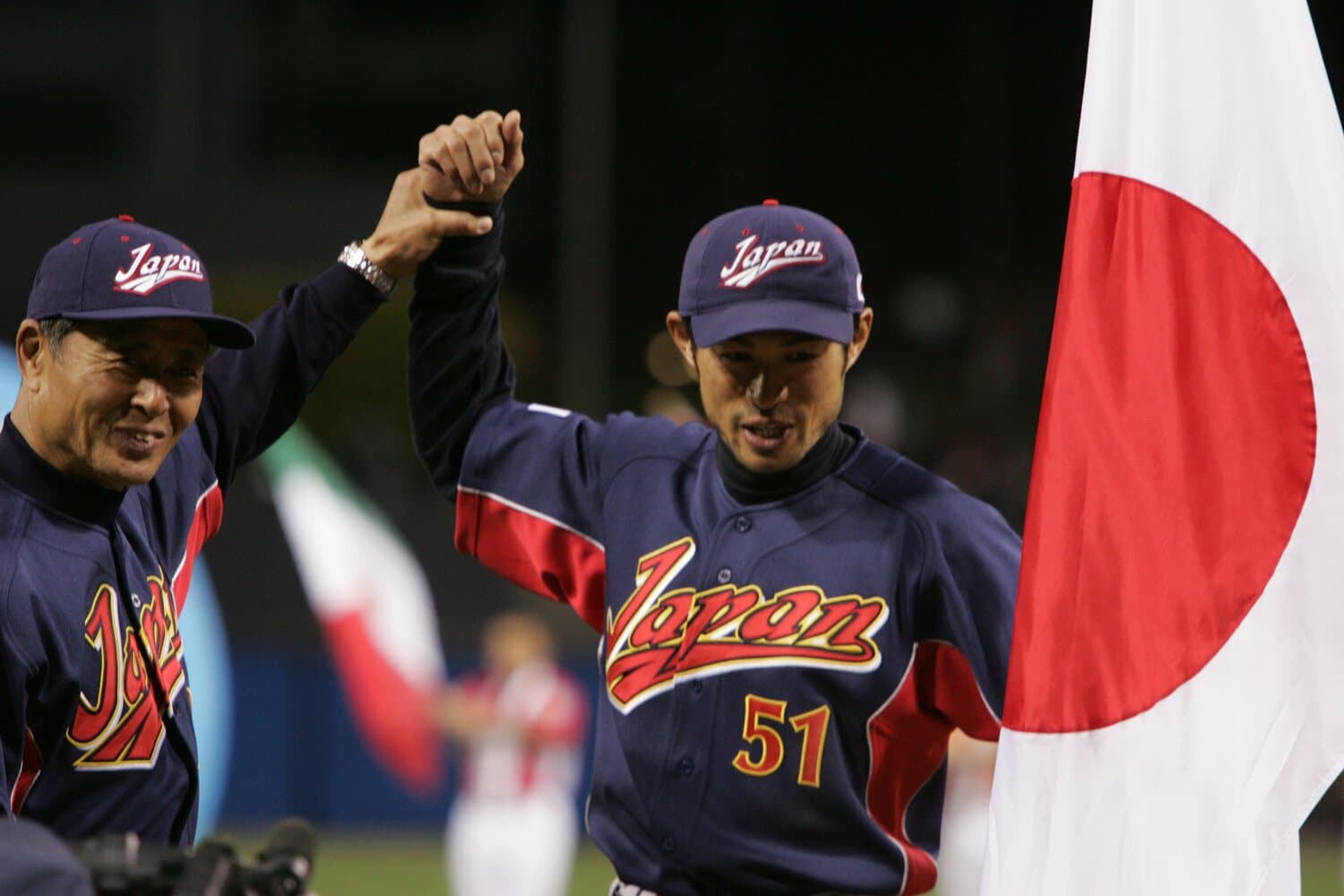 劇的な展開の末に第1回WBCの初代王者となった日本代表の王監督(左)とイチロー ©︎Naoya Sanuki