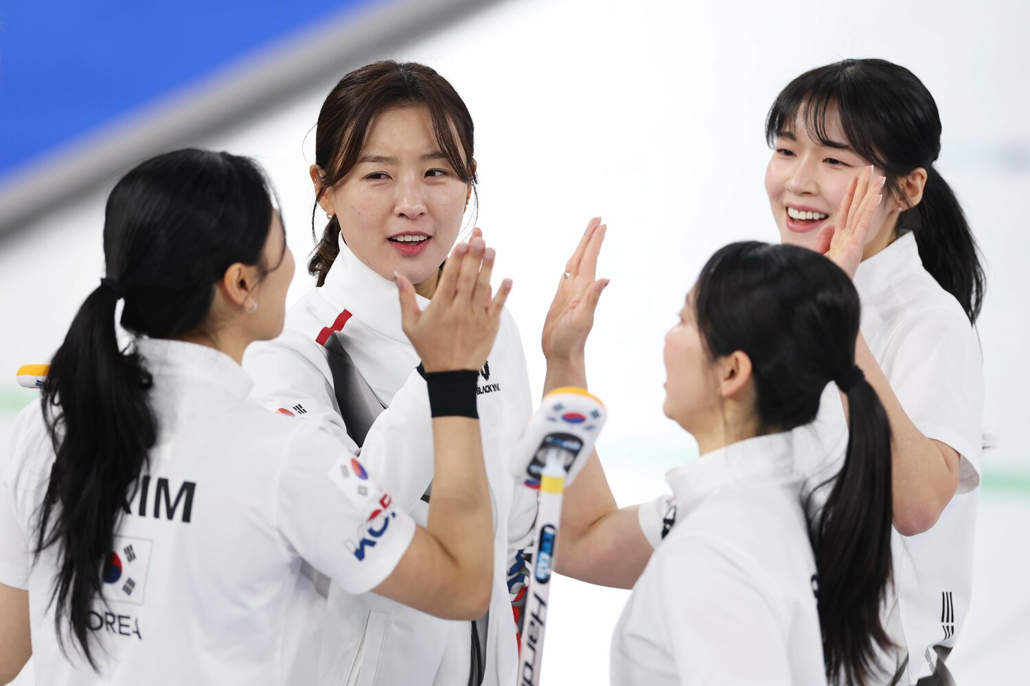 スキップのキム・ウンジ（中央左）を中心に最後まで準決勝進出を争ったカーリング女子韓国代表・京畿道庁　©︎Richard Heathcote/Getty Images
