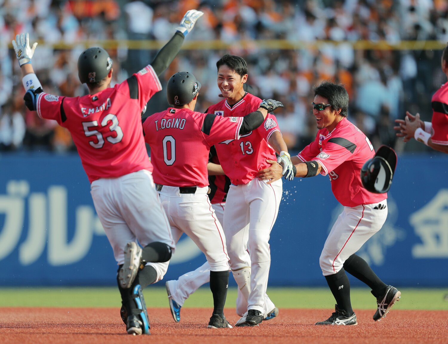 2018年6月17日の交流戦（対巨人）でサヨナラ打を放ち、祝福されるロッテ平沢。同年は自己最多の112試合に出場した　©︎JIJI PRESS