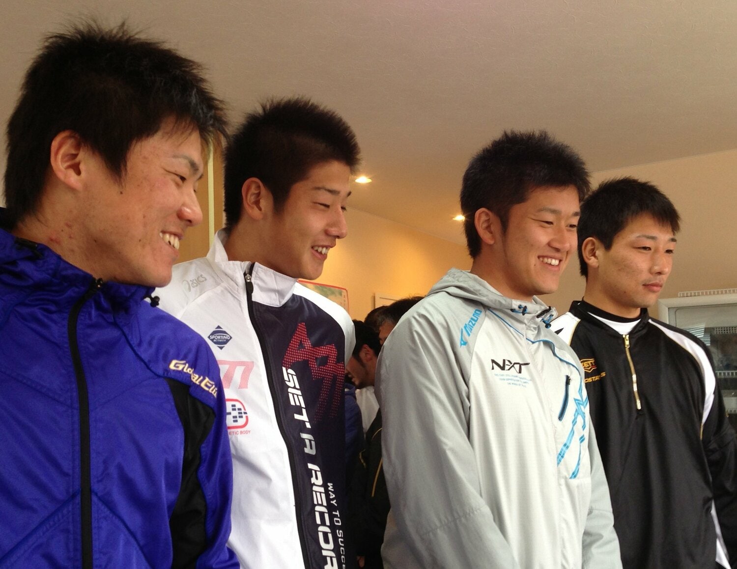 プロ1年目の安芸キャンプの休日を過ごす同期入団の4人。左から陽川、横田さん、岩貞、岩崎 ©︎Mayumi Doi