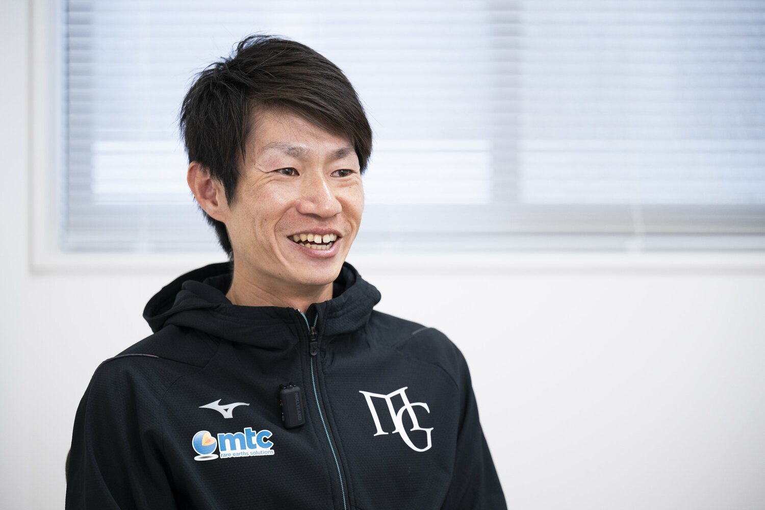 まだ机と椅子しかない明治学院大学の監督室で　©️Tomosuke Imai