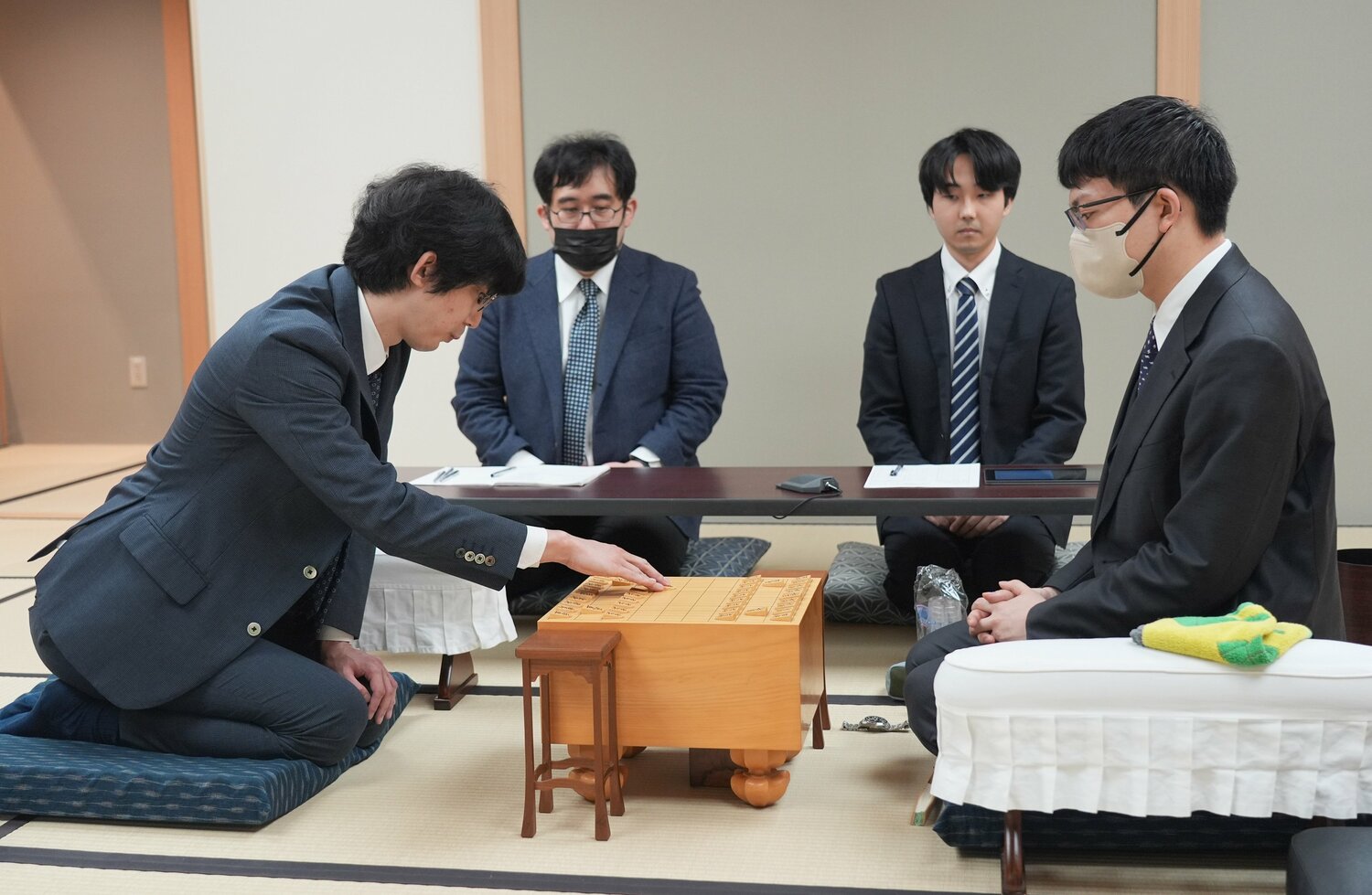 棋聖戦挑戦者決定戦での杉本と永瀬 ©Sankei Shimbun