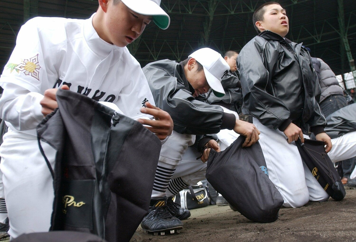 2005年3月、じつに72年ぶりにセンバツ出場した高松高。中村信博はベンチ入りを果たし、二浪を経て東大に合格する　©JIJI PRESS