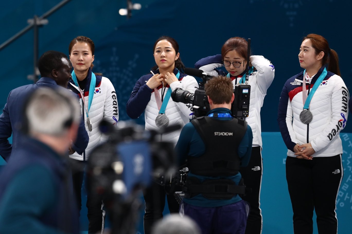 平昌五輪表彰式でのキム・ウンジョン（左端）はメガネを外していた　©JMPA